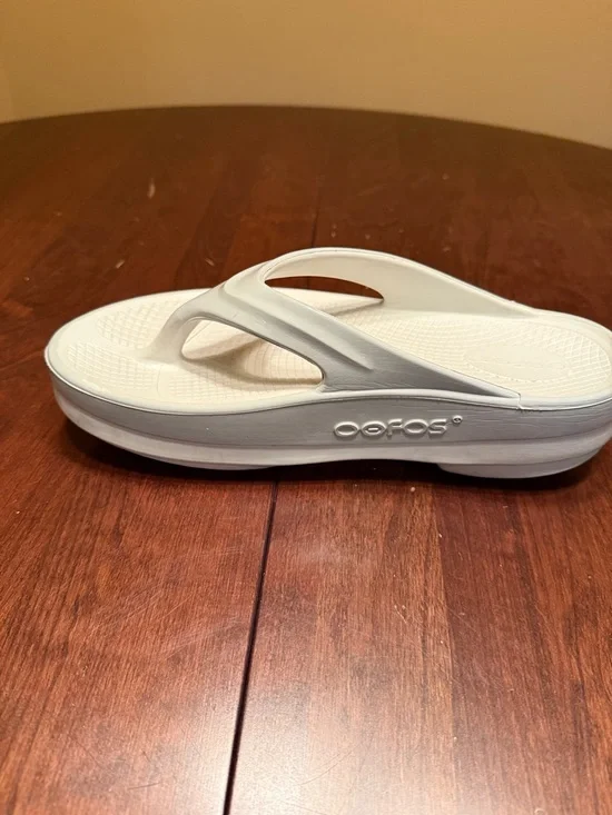 OOFOS White Platform Thong Sandals - Picture 5 of 5